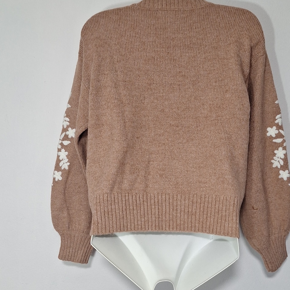 Francesca's Carry Sweater with White Floral Details - Picture 7 of 10